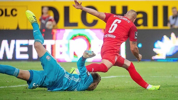 Toni Lindenhahn (HFC) scheitert an Christian Früchtl (Torwart, Bayern München II) im Spiel des HFC Hallescher FC vs. FC Bayern München II.