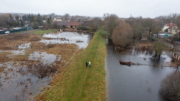 Mitarbeiter des Landesbetriebs für Hochwasserschutz laufen einen Deich ab. Die Ohre in Wolmirstedt im Landkreis Börde ist an einigen Stellen über die Ufer getreten. Erste StraÃen sind überflutet, in einigen StraÃen drückt das Wasser in die Keller. Angesichts der heftigen Niederschläge der vergangenen Tage steigt in verschiedenen deutschen Regionen die Hochwassergefahr. In Sachsen-Anhalt gab die Hochwasservorhersagezentrale Warnungen für Mulde, Aller und Havel heraus. An mehreren Messstellen des Landes waren die Alarmstufe 1 und 2 überschritten, in Wolmirstedt im Landkreis Börde sowie in Tylsen im Altmarkkreis Salzwedel sogar die Alarmstufe 3.