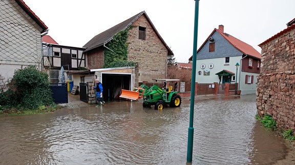 In Wasserleben im Nordharz haben die Regenfälle der vergangenen Tage die Bäche anschwellen lassen. In Teilen des Ortes steht das Wasser auf der StraÃe. In Sachsen-Anhalt gab die Hochwasservorhersagezentrale Warnungen für Mulde, Aller und Havel heraus. An mehreren Messstellen des Landes waren die Alarmstufen 1 und 2 überschritten, mancherorts die Alarmstufe 3. 