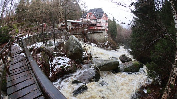 Wassermassen stürzen vor dem Gasthaus Steinerne Renne in Wernigerode ins Tal. Regenwasser lässt die Flüsse wie hier die Holtemme an der "Steinerne Renne" anschwellen. Der anhaltende Regen sorgt im Harz für überlaufende Bäche. An der Steinernen Renne wurde in der Nacht die Hochwasserstufe 2 bereits überschritten. In Sachsen-Anhalt gab die Hochwasservorhersagezentrale Warnungen für Mulde, Aller und Havel heraus. An mehreren Messstellen des Landes waren die Alarmstufen 1 und 2 überschritten, mancherorts die Alarmstufe 3.