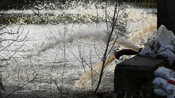 Die Feuerwehr pumpt Wasser, welches durch den Deich gesickert ist, zurück in den FluÃ Helme. Einwohner und Feuerwehren errichten einen Sandsackwall und versuchen so eine Ãberflutung des Ortes Oberröblingen zu verhindern. Tagelange Regenfälle und Tauwetter in den Gebirgen hatten die Pegel zahlreicher Flüsse ansteigen lassen.