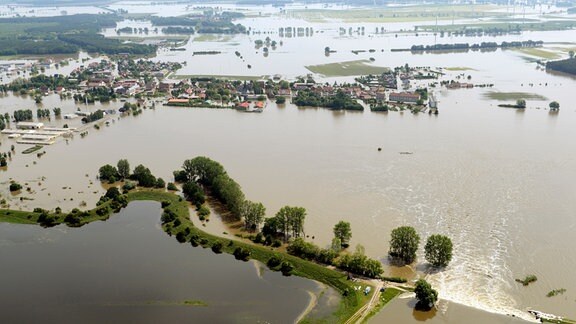 Ein Deichbruch (unten R) überflutet am 11.06.2013 das Dorf Fischbeck (Sachsen-Anhalt).