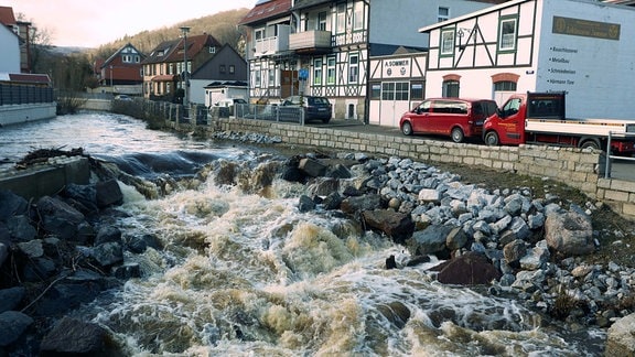 Wassermassen fließen durch das Flussbett der Holtemme in Wernigerode