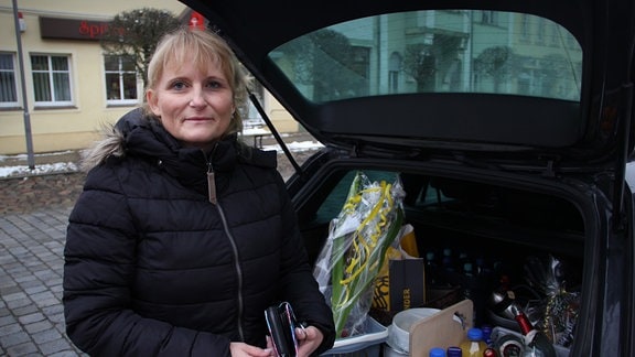 Eine Frau schaut in die Kamera. Sie steht in einer Straße in Jessen.