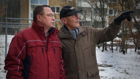 Ehemalige Soldaten der NVA und später der Bundeswehr laufen durch ihre alte Wohnsiedlung.