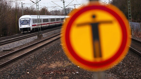 Ein Warnschild Überschreiten der Gleise verboten an einer S-Bahn-Haltestelle im Kölner Norden
