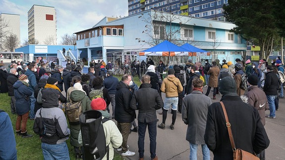 Menschen stehen bei einer Veranstaltung vor dem Islamischen Kulturzentrum in Halle-Neustadt