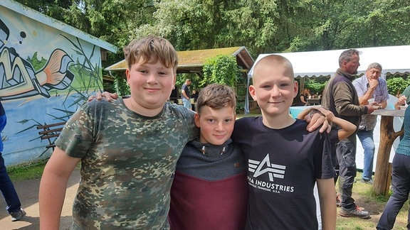 Drei Teilnehmende aus dem Jugendanglercamp in Neukirchen