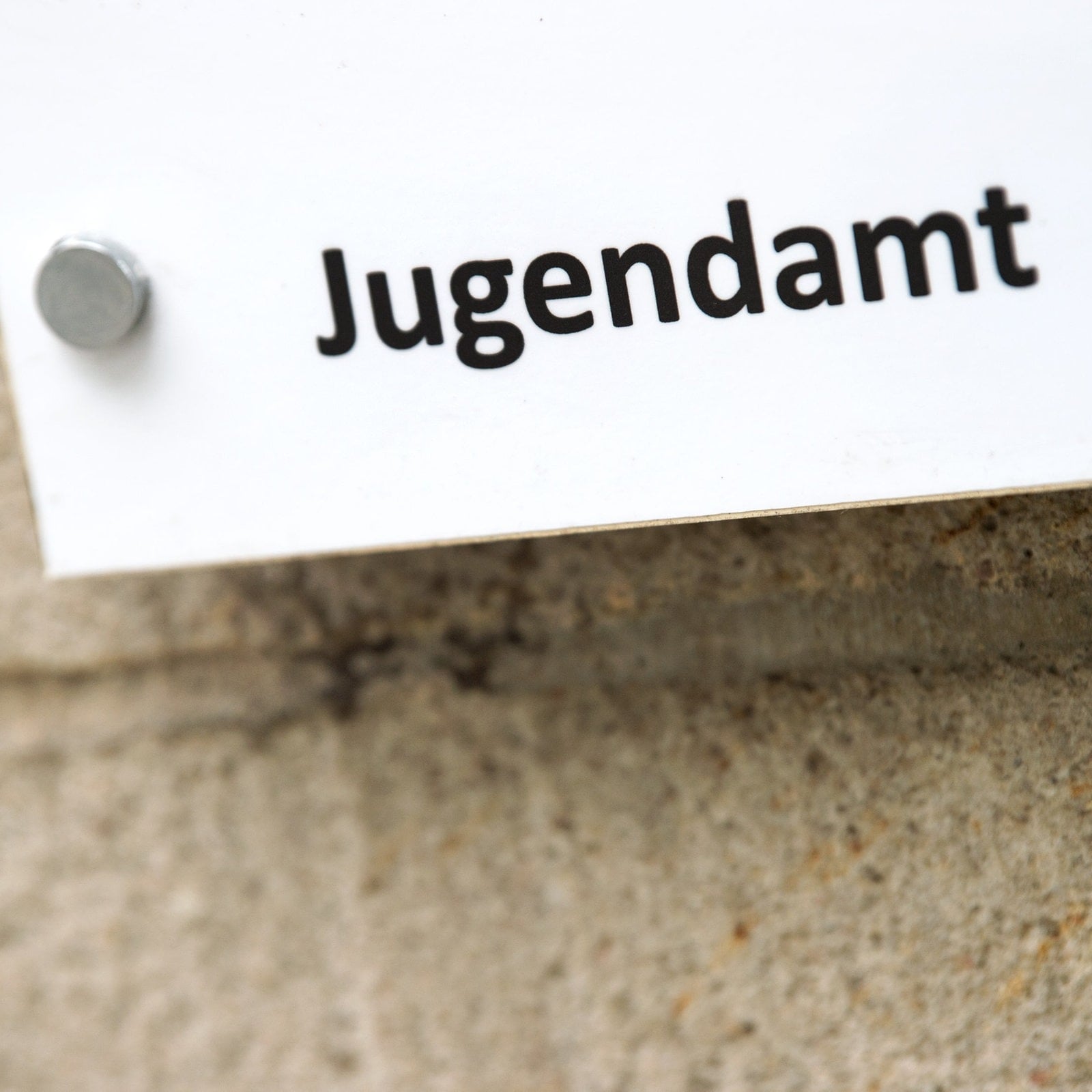Wie qualifiziert sind die Mitarbeiter im Jugendamt?