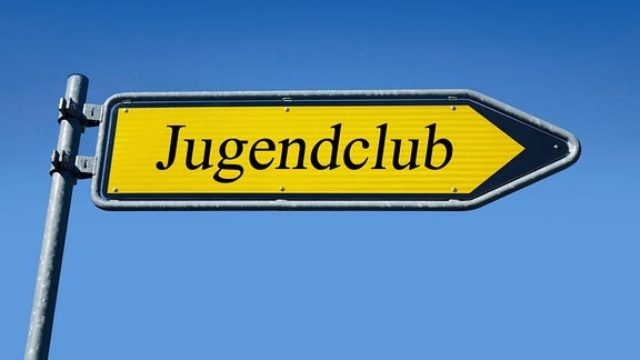 Schriftzug "Jugendclub" auf einem Wegweiser