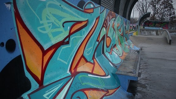 Graffito in einem Skatepark.