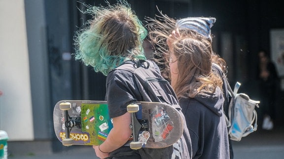 Jugendliche mit Skateboard