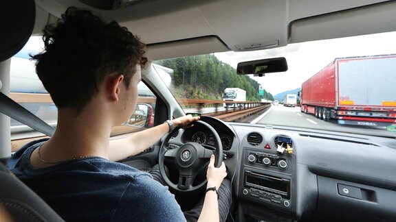 Ein Junger Autofahrer