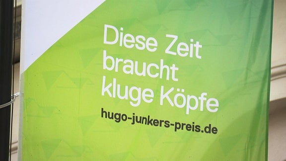 Grün-weiße Fahne mit Slogan zum Hugo-Junkers-Preis
