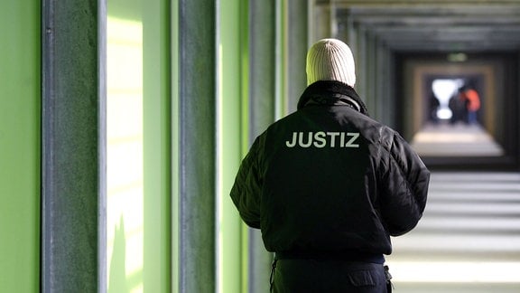 Ein Justizvollzugsbeamter steht auf einem Flur in der zukünftigen Justizvollzugsanstalt (JVA) Madel in Burg.
