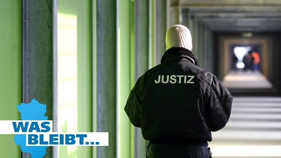 Ein Justizvollzugsbeamter steht auf einem Flur in der zukünftigen Justizvollzugsanstalt (JVA) Madel in Burg.