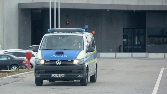 Ein Polizeiauto mit einem Kennzeichen aus Ingolstadt verlässt die Justizvollzugsanstalt Augsburg-Gablingen.