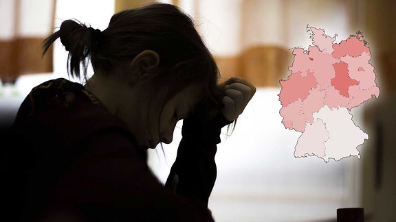 Silhouette eines Mädchens, das vor einem Fenster sitzt, und sich die Stirn hält. Daneben eine Karte von Deutschland mit unterschiedlich farbigen Bundesländern