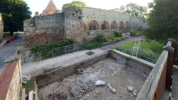 Grabungsfläche der Untersuchungen im Kloster Memleben 2024. Im Hintergrund die Ruine der Klosterkirche des 13. Jahrhunderts.