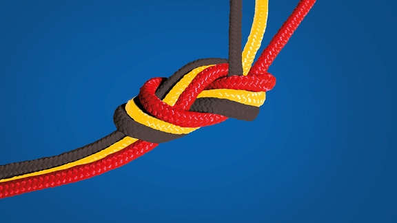 Ein Knoten aus schwarz, rot, gelben Seilen