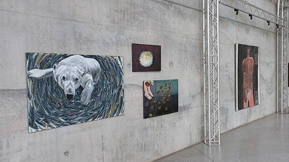 Kunst im Funkhaus: Widerstand und Begegnung - Bilder an einer Betonwand