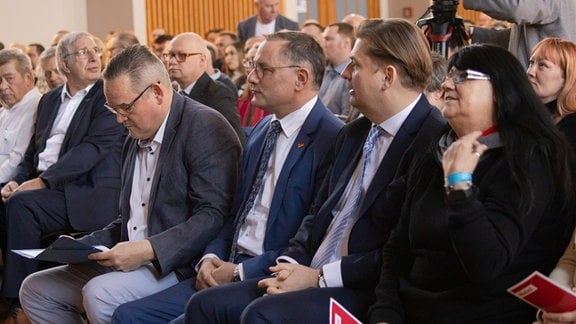 Die AfD-Politiker Martin Reichardt, Tino Chrupalla und Maximilian Krah sitzen nebeneinander.