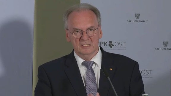 Der Ministerpräsident von Sachsen-Anhalt, Reiner Haseloff in einer Pressekonferenz