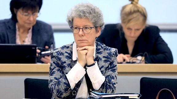Justizministerin Anne-Marie Keding (CDU) sitzt im Plenarsaal während der Regierungserklärung im Landtag von Sachsen-Anhalt