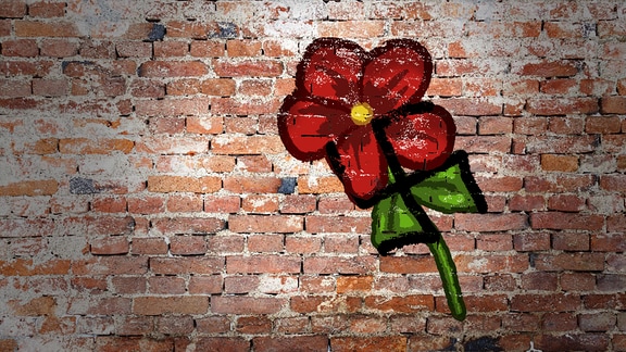 Ein übersprühtes Hakenkreuz-Graffiti in Form einer Blume.