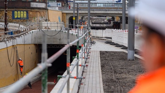 Arbeiter auf der City-Tunnel-Baustelle in Magdeburg