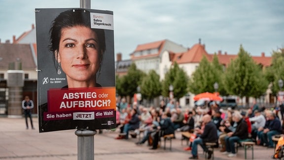 Ein Wahlplakat mit dem Gesicht von Sahra Wagenknecht.