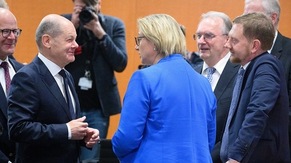 Bundeskanzler Olaf Scholz (l-r, SPD) unterhält sich zu Beginn vom Bund-Länder-Gipfel im Bundeskanzleramt mit Anke Rehlinger (SPD), Ministerpräsidentin des Saarlands, Reiner Haseloff (CDU), Ministerpräsident von Sachsen-Anhalt, und Michael Kretschmer (CDU), Ministerpräsident von Sachsen.