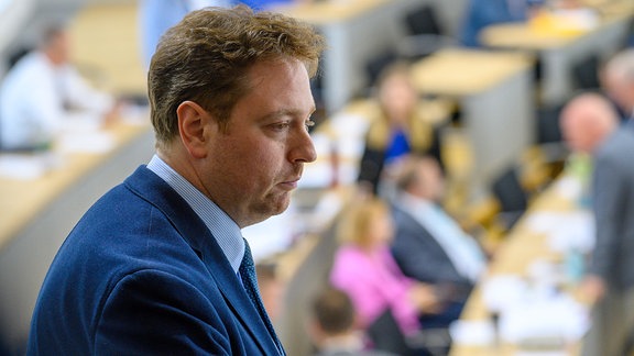 Daniel Neugebauer, Kandidat für das Amt des Landesbeauftragten für Datenschutz des Landes Sachsen-Anhalt wartet auf der Medientribüne auf das Ende der Unterbrechung der Sitzung. 