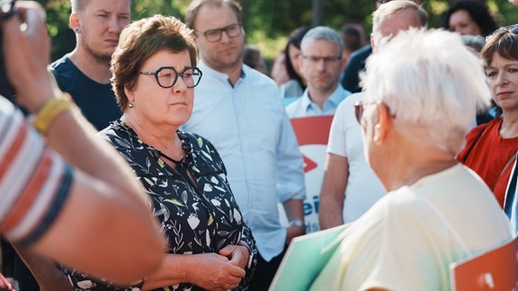 Sozialministerin Petra Grimm-Benne im Gespräch mit Demonstranten.