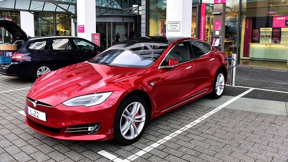 Ein Elektroauto (Tesla Modell S) wird betankt.