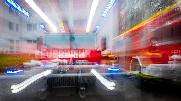 Feuerwehrleute aus Schwerin übernehmen in der Landesschule für Brand- und Katastrophenschutz ein spezielles für schweres Gelände gedachte Löschfahrzeug für Waldbrände. (Aufnahme mit Zoom-Effekt)