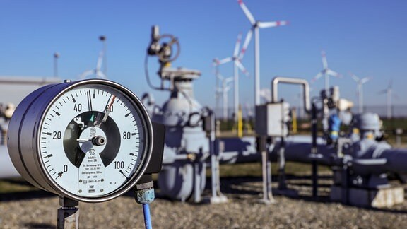 Ein Manometer zeigt den Druck im Erdgasnetz auf dem Gelände des Untergrund-Gasspeichers der VNG AG an.