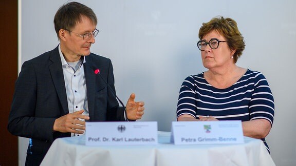 Karl Lauterbach (SPD), Bundesminister für Gesundheit und Petra Grimm-Benne (SPD), Ministerin für Arbeit, Soziales, Gesundheit und Gleichstellung des Landes Sachsen-Anhalt stehen auf der Pressekonferenz nach der Gesundheitsministerkonferenz nebeneinander. 