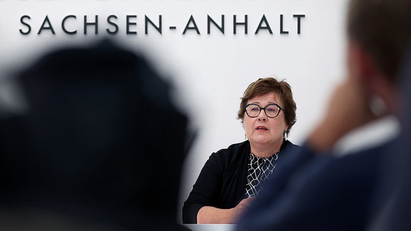 Petra Grimm-Benne (SPD), Sachsen-Anhalts Ministerin für Arbeit, Soziales, Gesundheit und Gleichstellung, spricht auf einer Pressekonferenz. 