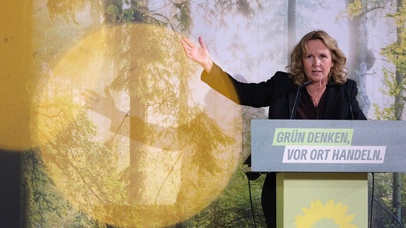 Steffi Lemke (Grüne), Bundesumweltministerin, spricht vor Delegierten des Landesparteitages von Bündnis 90/ Die Grünen Sachsen-Anhalt.