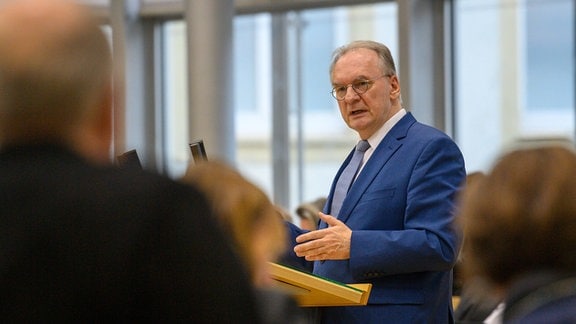 Reiner Haseloff (CDU), Ministerpräsident des Landes Sachsen-Anhalt, spricht im Plenarsaal des Landtages zu den Abgeordneten.