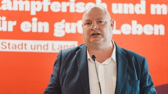 Hendrik Lange steht an einem Rednerpult.