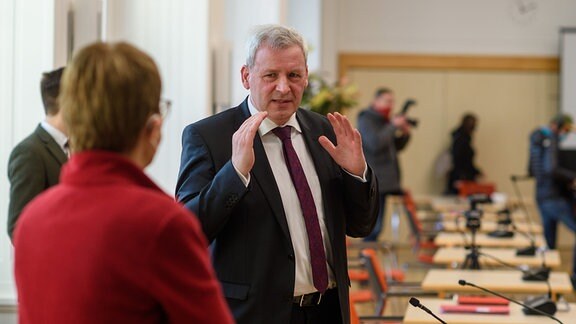 Holger Hövelmann, Sprecher für Wirtschafts- und Medienpolitik der SPD-Fraktion im Landtag von Sachsen-Anhalt, gestikuliert nach der Sitzung des Medienausschusses.