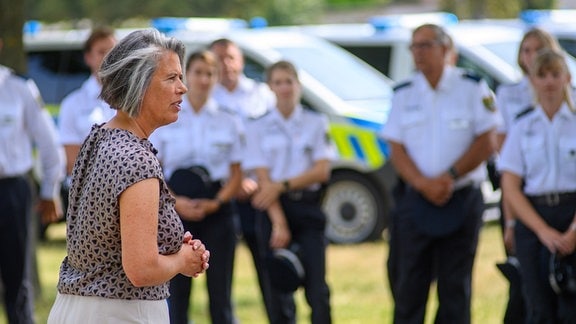 Tamara Zieschang (CDU), Ministerin für Inneres und Sport des Landes Sachsen-Anhalt spricht auf dem Gelände der Polizeiinspektion Zentrale Dienste zu Polizisten.