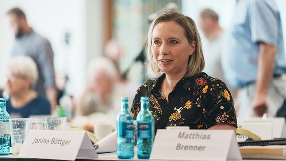 Janina Böttger sitzt an einem Tisch.