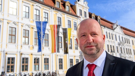 Johannes Beleites steht vor dem Landtag von Sachsen-Anhalt. Der Bürgerrechtler stellt sich am 21. Februar 2024 zur Wahl zum Beauftragten des Landes zur Aufarbeitung der SED-Diktatur.
