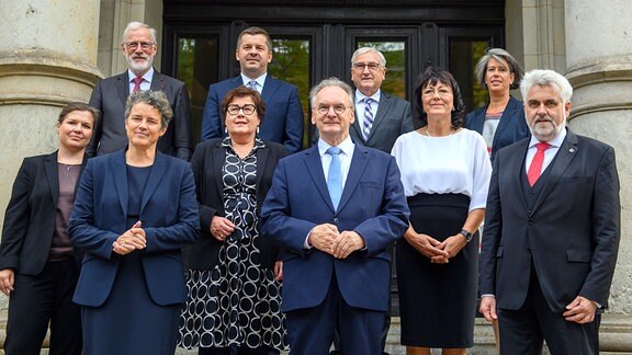 Reiner Haseloff (M, CDU), Ministerpräsident des Landes Sachsen-Anhalt steht mit seinen Ministern vor der Staatskanzlei.