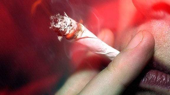 Eine Frau raucht einen Joint.