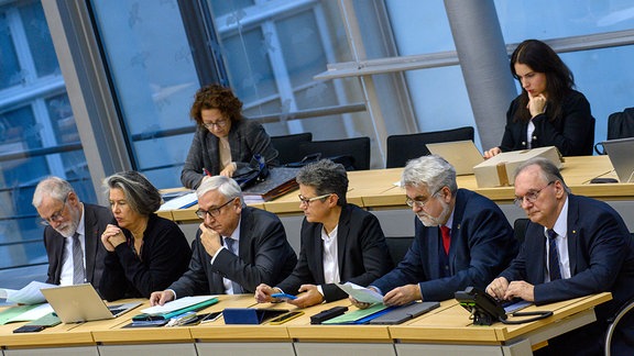 Rainer Robra, Tamara Zieschang, Michael Richter, Lydia Hüskens, Armin Willingmann und Reiner Haseloff sitzen im Landtag an der Regierungsbank.