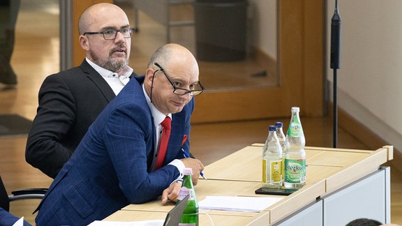 Die AfD-Abgeordneten Florian Schröder und Hans-Thomas Tillschneider sitzen im Plenarsaal des Landtages von Sachsen-Anhalt.